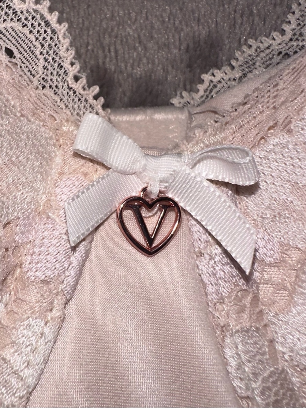 Victoria's Secret Lace Underwire Bra in Light Pink - Picture 2 of 7